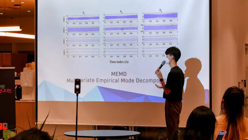 2022.05 연구실 홍보하는 지운군 2